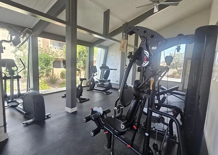 Your Paradise With Pool, Tennis, Gym And Hot Tub *